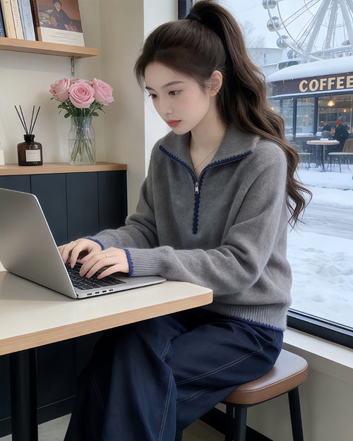 Contrasting half-zip turtleneck knitted top