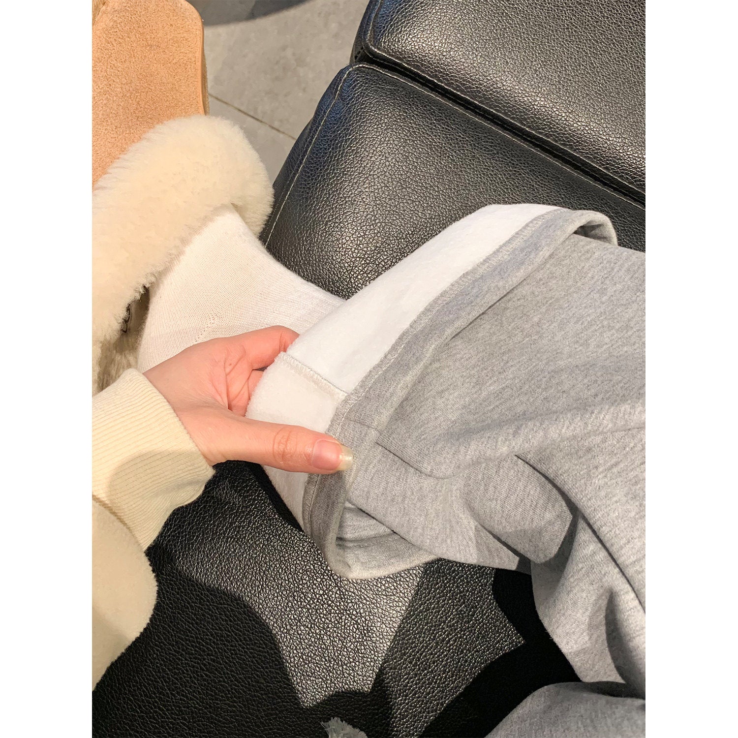 Gray Wide-Leg Fleece Sweatpants for Women – 2025 Winter Thickened Micro-Flared Casual Pants